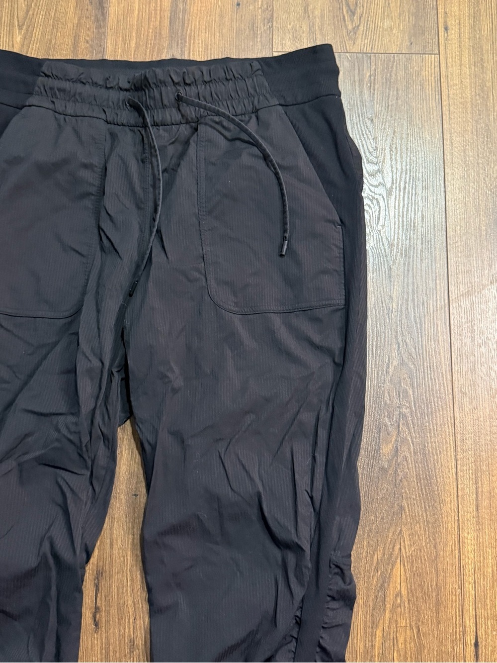 Lululemon Black Ruched Jogger Pants Women’s Size 10 Lightweight Athleisure - Picture 3 of 7